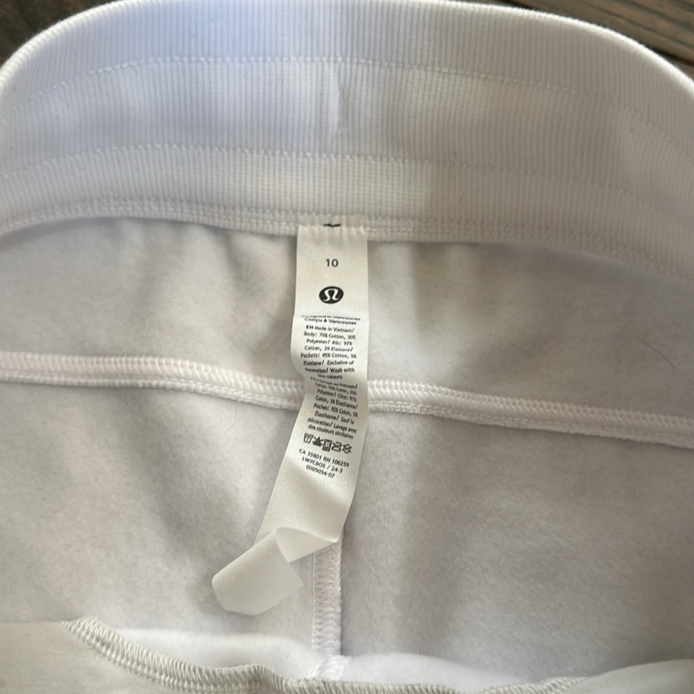 NWT lululemon Scuba High Rise Short - Picture 3 of 4